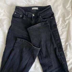 Svarta bootcut jeansbyxor  - Bootcut jeans från Gina!🩷