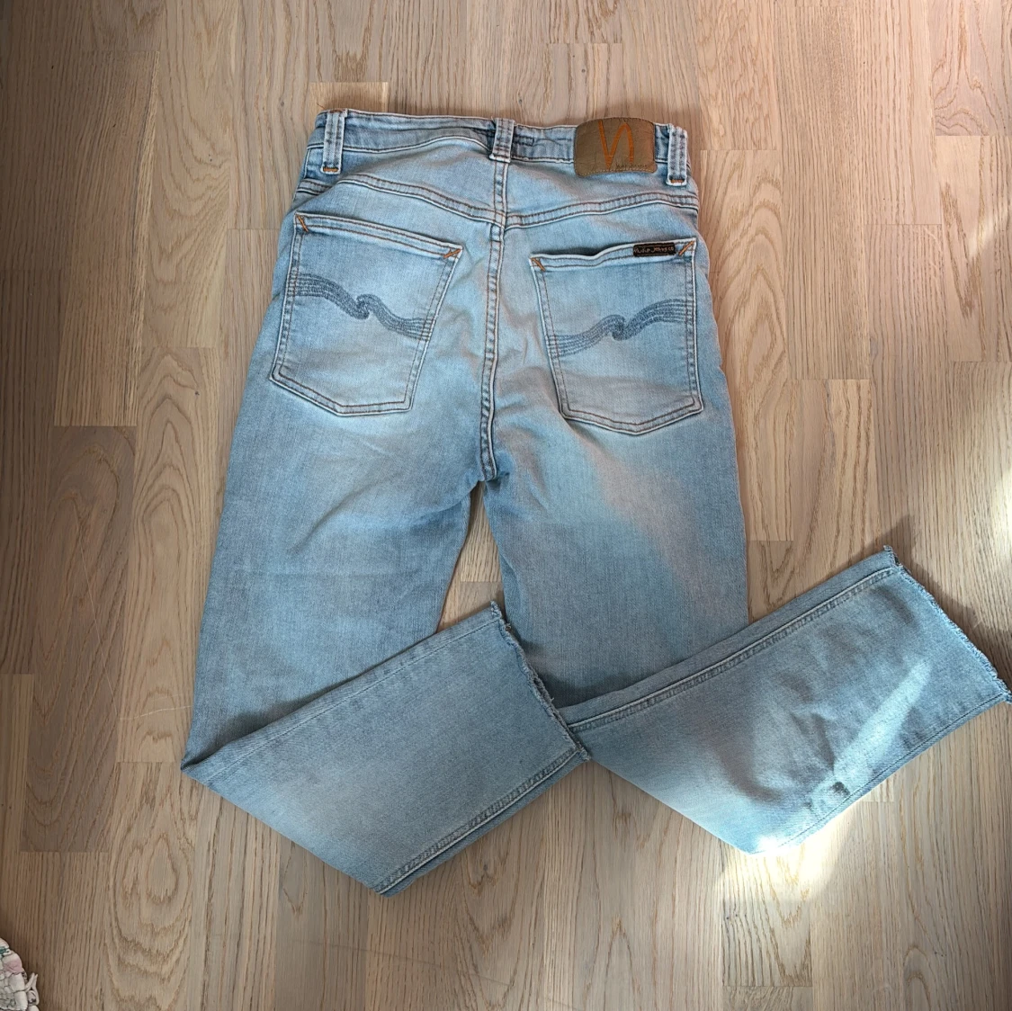 Ljusblåa nudie jeans  - 2