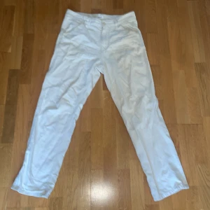 Vita jeans ifrån Dobber  - Säljer dom här vita jeansen från Dobber, då dom har blivit för små för mig. Storlek W29 och L30 och är passform straight, har också använt några gånger därav priset . Hör av er om ni har frågor och priset är ej hugget i sten