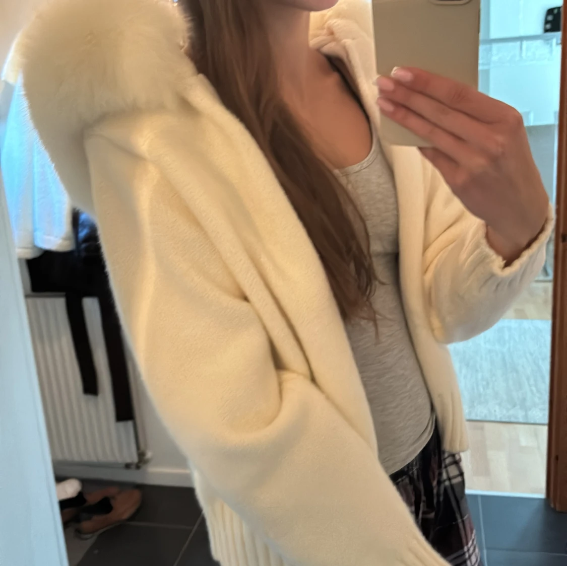 Vit stickad jacka med päls på luvan - 2