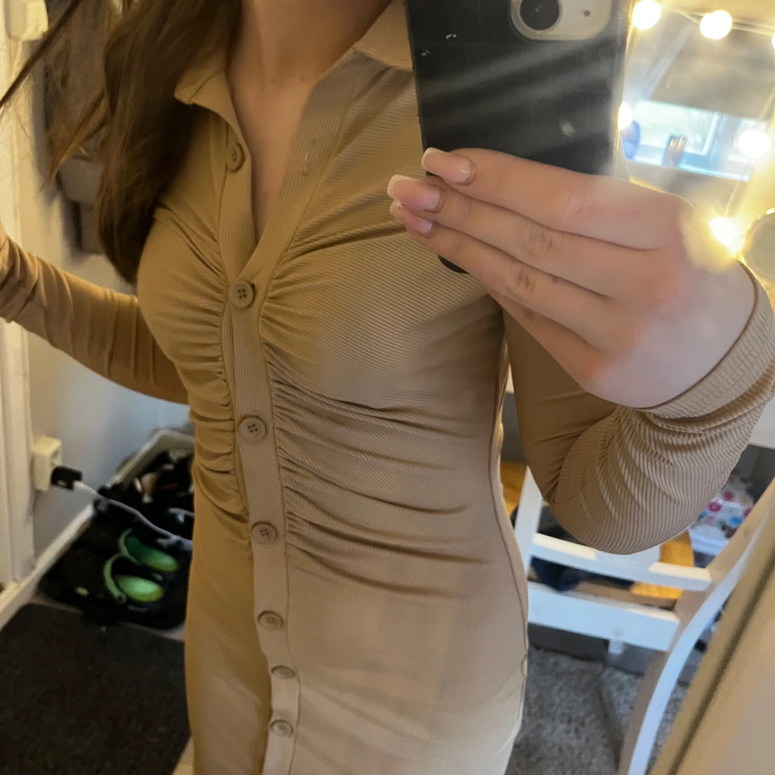 Beige långärmad klänning med knappar och rynk - 1