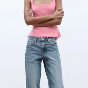 Rosa linnetopp med rosett i ryggen - Säljer en söt rosa linnetopp med fyrkantig urringning och breda axelband. Toppen har en stor rosett i ryggen och en lätt utsvängd passform nedtill. Perfekt för dig som vill ha något unikt och trendigt! Lapp kvar slutsåld 