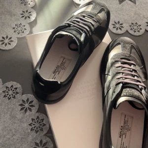 Svarta Maison margiela  - Säljer ett par snygga Maison Margiela i storlek 42, skorna är rätt så nya använt dem bara några gånger. Kvitto finns och skriv för fler bilder 