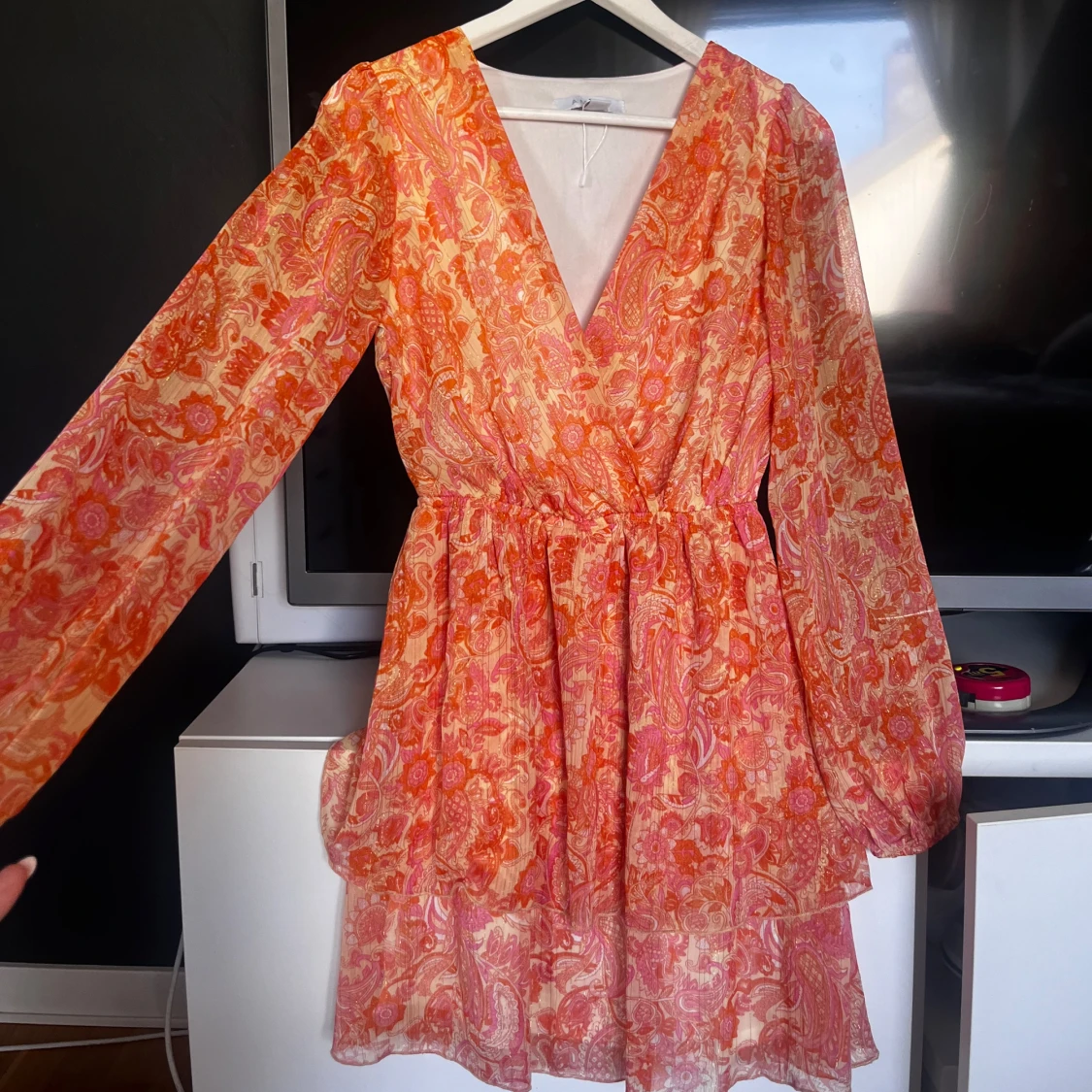 Blommig orange och rosa omlottklänning