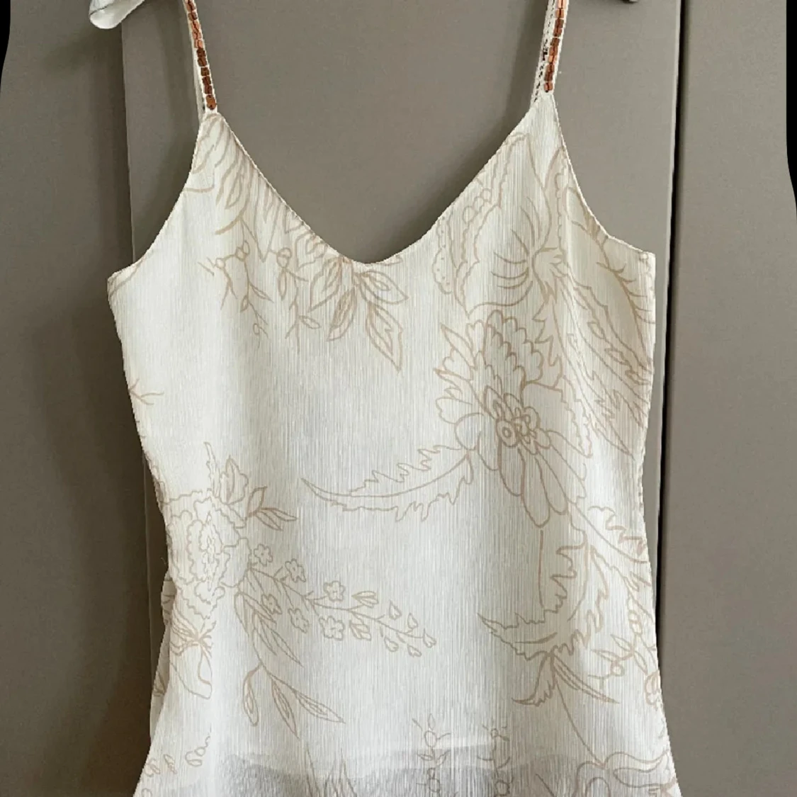 Vit linne/topp med volang och paljettbroderi - 1