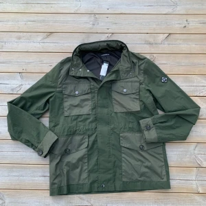 J.Lindeberg Field jacket  - Helt ny med prislapp J.Lindeberg Field jacket. Storlek L. | I butik kostar den 3.5k+ | Ställ gärna frågor innan du köper!