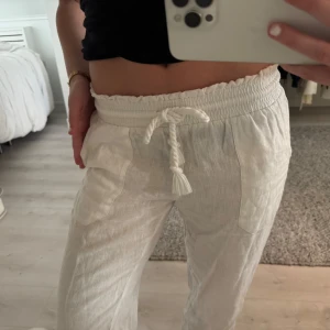 Vita linnebyxor med dragsko - Super fina linnebyxor använt några gånger, inga defekter!!!🤍🤍🤍