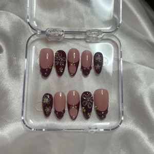 Luxe Petals Medium Almond - Mått:15-11-12-11-9 (MM) Handgjorda lösnaglar av högsta kvalitet!✨Vid rätt applicering & borttagning kan man använda dem flera gånger! Du får med prepkit & instruktioner💕