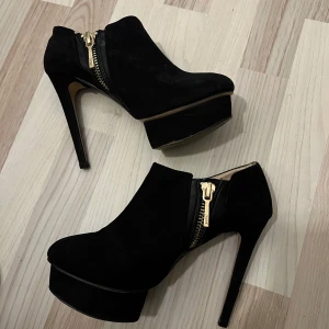 Klackskor - Strl 38. Svarta klackskor från Zara med guldig dragkedja som detalj. 13 cm klack med platå, lite repade på ena klacken ( går måla över )  annars fint skick 