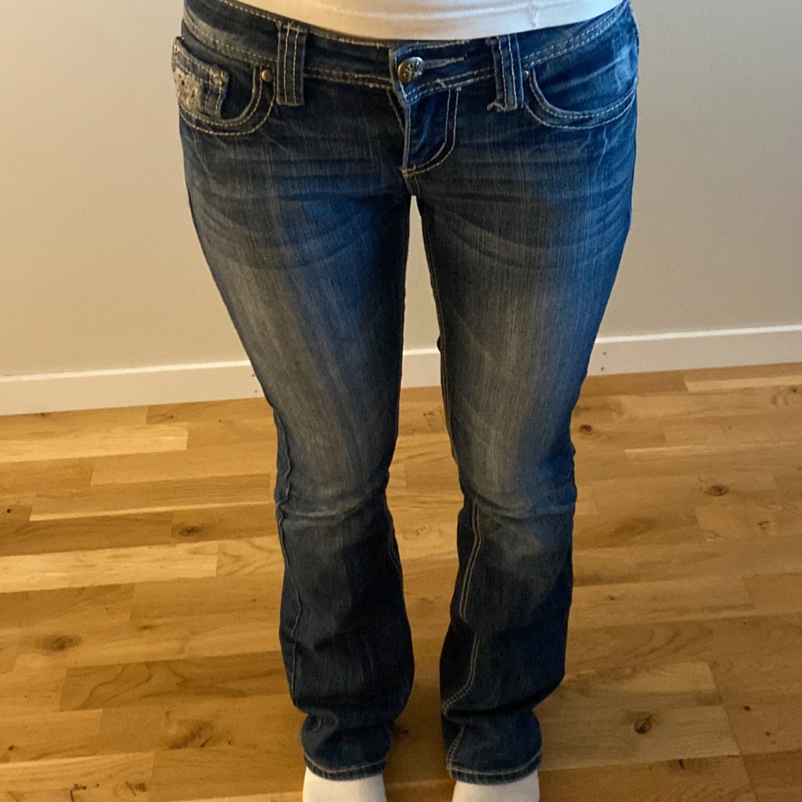 Lågmidjade blå bootcut jeans med spetsdetaljer från Soundgirl - 4