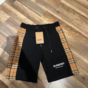 Burberry shorts - Säljer ett par burberry shorts som är hur fina som helst. Cond 10/10 helt nya, aldrig använt dom. Det är storlek L men sitter lite som en M. Dom passade inte mig och det är därför jag säljer dom. Vid fler frågor eller funderingar så är det bara att skriva ✍️ 