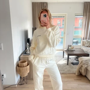 Mjukisset - Ett vitt/beiget mjukisset från I am your sister. Storlek M i båda delarna. Knappt använd och inte på väldigt länge heller ☺️ säljer för 300kr 🎀🌸