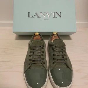 Lanvin cap toe - Tja, säljer mina lanvins då jag är sugen på nåt nytt. Skorna är i väldigt bra skick, lite smutsiga på sulan men som nya ovanpå. Extra snöre, box, dustbag kommer med. Inköpspris 4999kr. Vid funderingar är de bara att kontakta mig. 