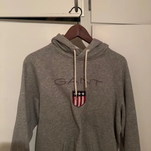 Grå hoodie från GANT - Säljer min gråa hoodie från GANT Den är använd ett få tal gånger allt är perfekt med tröjan priset kan diskuter vid snabb affär!