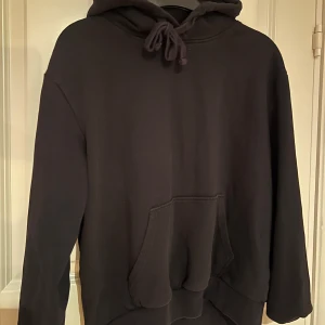 Svart hoodie från H&M  - Säljer en svart hoodie från H&M Divided