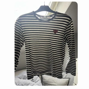 Randig tröja från Comme des Garçons - Storlek S, nypris ca 1400kr. Använd men i mycket gott skick. Skriv om du har någon fråga 😊