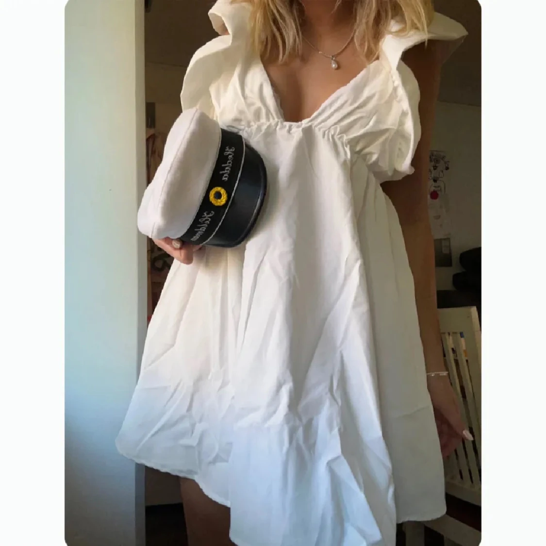 Vit klänning med volang  - 1