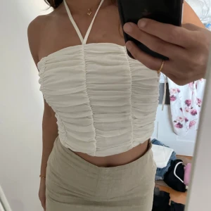 Vit topp - Snygg vit topp från Zara i superbra skick!! Går att använda både med och utan banden runt halsen!!