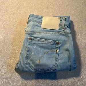 Dondup med slitningar - Tja, just nu säljer jag dessa fet dondup med en fin wash och snygga slitningar. Jeansen sitter slim. Skick = 8,5/10. Nytt pris = 3499kr vårat pris = 699kr! Vid snabb affär kan jag tänka mig att gå ner i pris! Hör av dig vid minsta fundering🤩