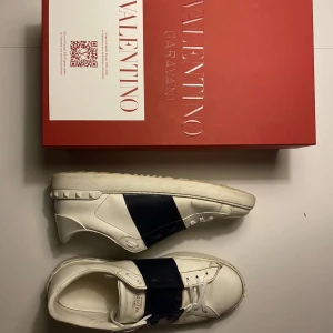 Valentino Garavani sneakers - Använda men in mycket bra skick fortfarande, säljs pga att jag får lite användning för dom. Allt som finns på bild skickas med. Stl 44 *pris kan diskuteras*
