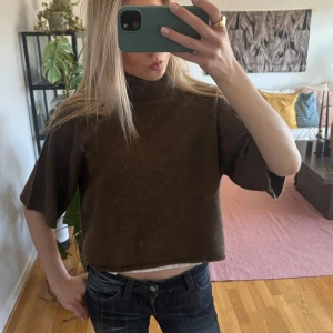 Brun stickad tröja - Säljer en brun stickad tröja med trekvarts ärmar och en hög krage🤩😇 sååå himla fin hem kommer tyvärr inte till användning💓