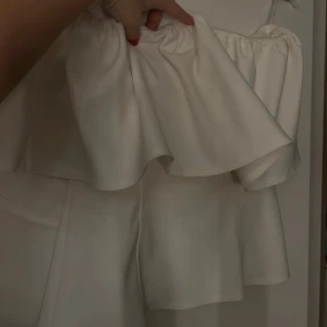 Zara volang topp - Jättefin tubtopp med volang från Zara. I jättefint skick, endast använd 1 gång. Storlek M men passar mig som brukar ha S💕