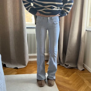 Snygga hm jeans  - Snygga jeans från hm🩷lite för korta på mig som är 172. Dem har lite slitningar längs ned. 