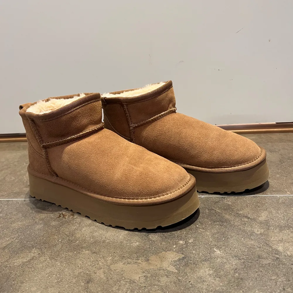 Endast testade en gång utomhus, obs inte äkta uggs. Mycket små i storlek passar 38-39. Kengät.