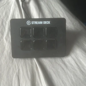 Elgato Stream Deck Mini - Säljer detta Elgato Stream Deck Mini jag köpte i julas. Riktigt smidigt för dig som är en streamer eller kanske ska bli det. Sladden har en knut men de är det enda.