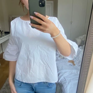 Vit blus från Esprit - Säljer en stilren vit blus från Esprit. Blusen har en rund halsringning och trekvartsärmar med en lätt puffig design. Perfekt för en fräsch och enkel look. Köpt för 350💕