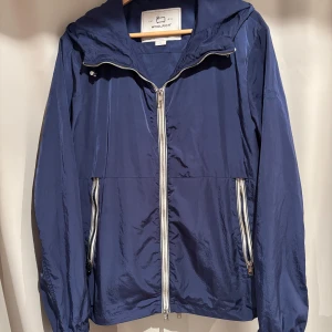 Woolrich Windbreaker  - En fet windbreaker från woolrich, storleken är L. Inga defekter och bra skick. Hör av er vid eventuella frågor🙌!!