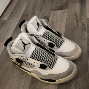 NIKE AIRJORDAN 4 💨🔥 - AJ4 Military black finns nu hos rico resell, listade för 2800 men öppen för att höra bud. Digitalt kvitto finns från merchsweden, tveka inte på att höra av er för fler frågor🔝