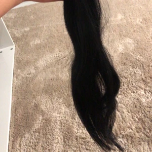 Svart löshår - Säljer 50-60cm äkta kreatin svart löshår. Perfekt för att snabbt få längre och fylligare hår. Aldrig använd. ”plus frakt”