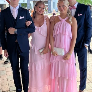 Rosa balklänning med volanger - Intressekoll på min älskade balklänning 🥹💞, Rosa långklänning från NA-KD med volanger och öppen rygg. Klänningen har en omlott-design och smala axelband. Perfekt nu inför balen eller sommaren 🌸🥰