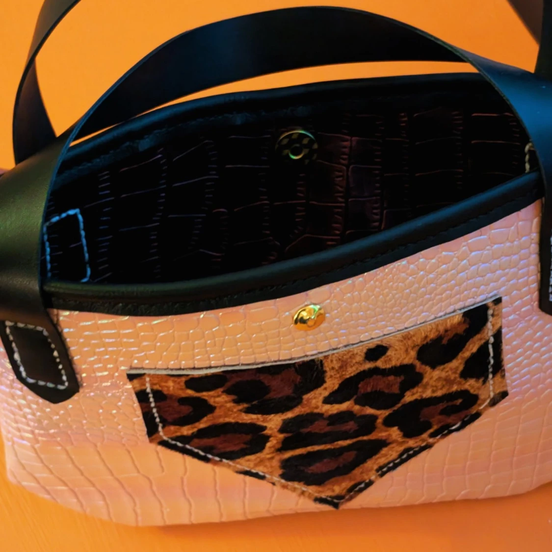 Iridescent handväska med leoparddetalj - 2