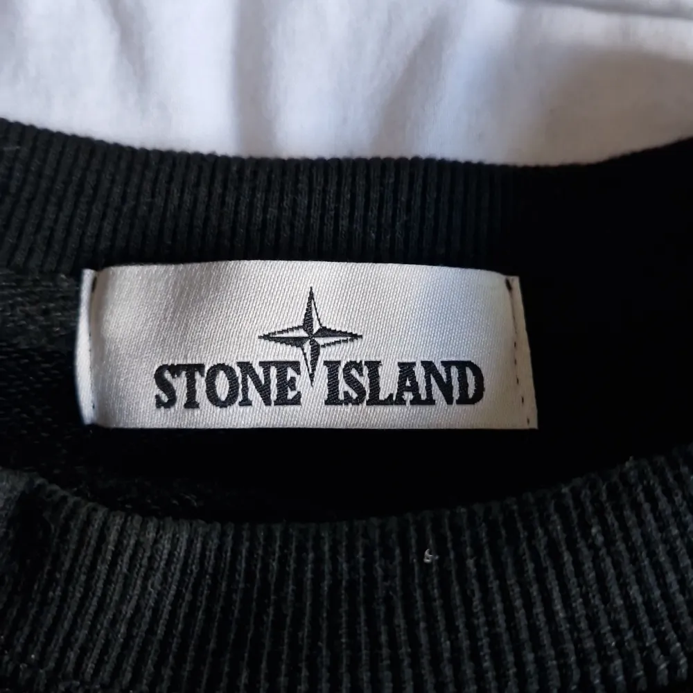 Säljer denna stoneisland sweater. Knappt använd. Bra skick. Allt på bilderna ingår. Kontakta vid intresse. Neuletakit & Villapaidat.