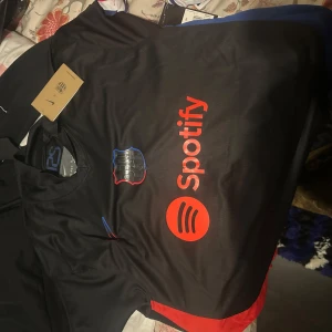 Barcelona tröja - Barcelona tröja i strl Xl. Perfekt för fotbollsfans som vill sticka ut på planen eller läktaren.