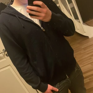 Mörkblå Kashmir/merinull hoodie från sayless  - Säljer min mötkblåa Kashmir/merinull hoodie nu. Den är i 8-10 i skick. Väldigt skön och snygg hoodie som passar till det mesta. Hör av dig vid minsta fråga pris är ej hugget i sten. Storleken är s men passar väldigt bra på en m också. Tar även imot byten 