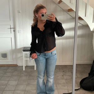 Svart genomskinlig blus - En skitsnygg svart blus ifrån Kappahl i storlek XS💞