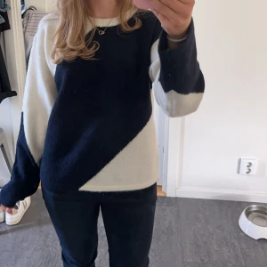 Svart och vit tröja med asymmetriskt mönster - Säljer min jättefina tröja ifrån Gina Tricot, tröjan är sparsamt använd och har inga defekter. Säljs för att den inte används längre 💗