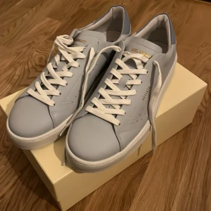Axel arigato - Säljer nu mina ljus blå Axel arigatos clean court LT Blue/Offwhite. Aldrig använda bara testat dom. Storleken är 45, us 11 . Låda och extra snören fås med. Ny pris på dom är 2300kr. 