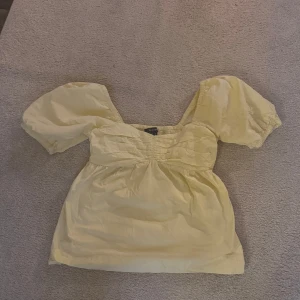 Gul blus - Söt gul blus från Primark med puffiga korta ärmar och en fyrkantig urringning. Perfekt för en solig dag! 💛