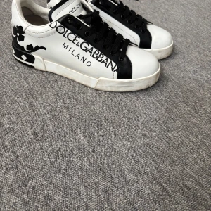 Dolce&Gabbana skor  - Snygga dolce&gabbana skor. Skick 9/10 knappt använda. Så klart äkta. Unisex skor. Skriv vid några frågor.   Ny pris ca 9000kr.