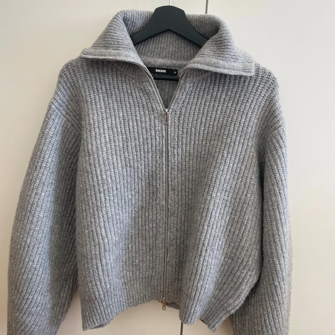 Grå stickad tröja från BikBok - 1
