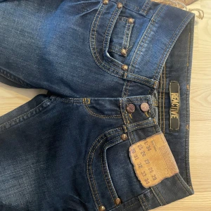 Mörkblå bootcut jeans från Reactive - Snygga mörkblå bootcut jeans från Reactive. Jeansen är helt nya med lappen kvar.💕 Det är storlek 34/36. Pris kan diskuteras.