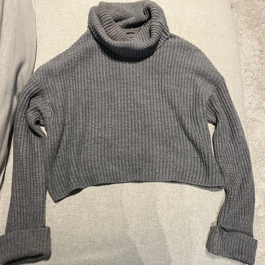 Grå stickad polotröja från Housebrand