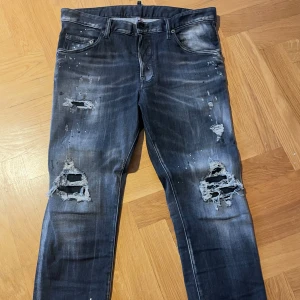 Dsquared2 jeans - Ing defekter eller likande , bra skick och sparsamt använda! Bara och skriva om man vill se mer bilder!