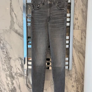 Grå jeans  - Säljer ett par gråa skinny jeans i storlek 36. Köparen står för frakten!❤️