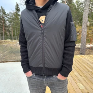 J.Lindberg cardigan  - Snygg svart väst med dragkedja framtill. Perfekt för lager-på-lager stil. Västen har en modern look och passar bra till både jeans och tröjor. Nu pris ligger på 3400 så köp för en bra deal🤝