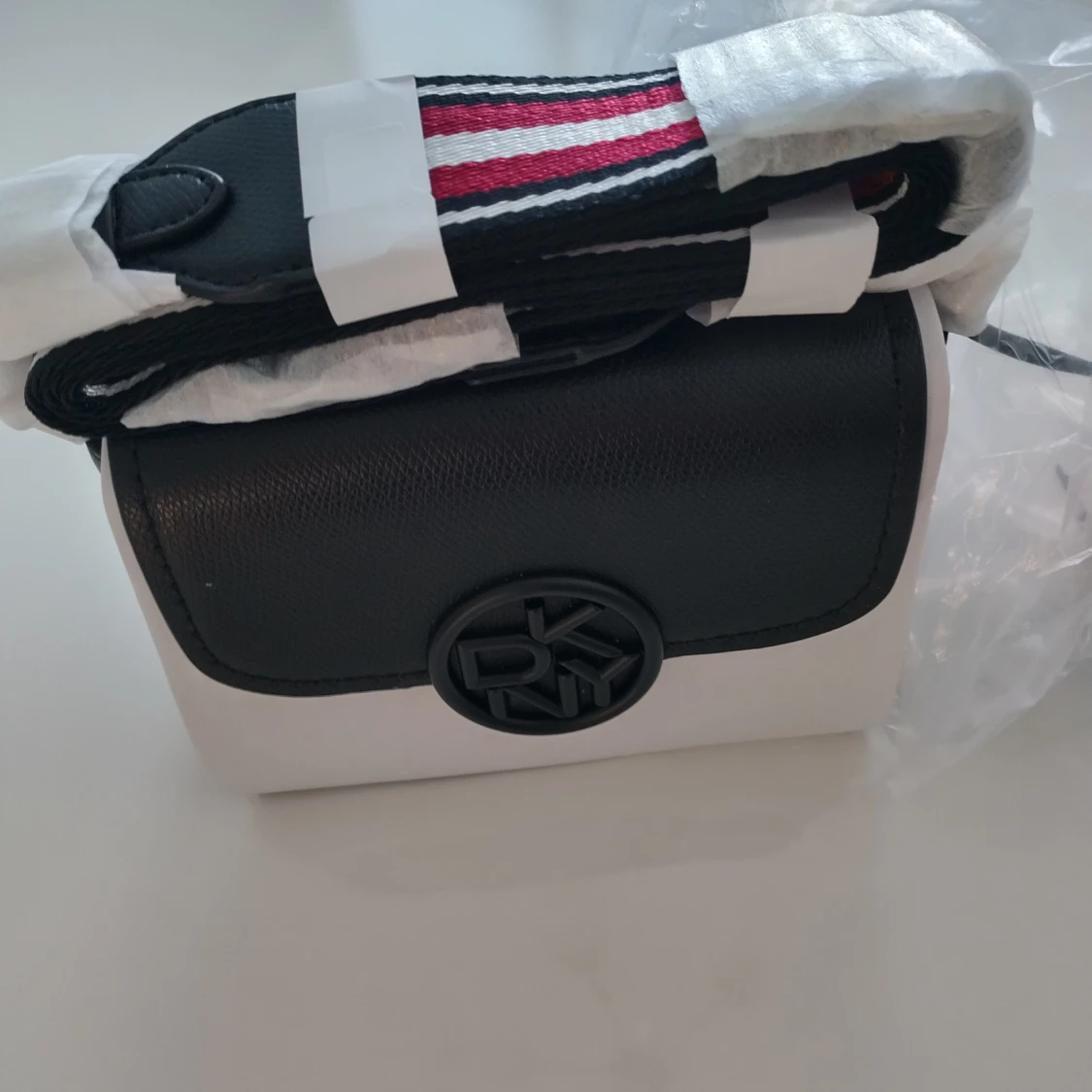 Svart och vit axelväska från DKNY - 2